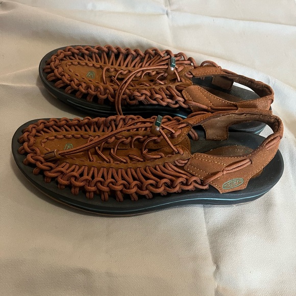 Keen Uneek Two Cord Bungee Toggle Sandals - Picture 4 of 12